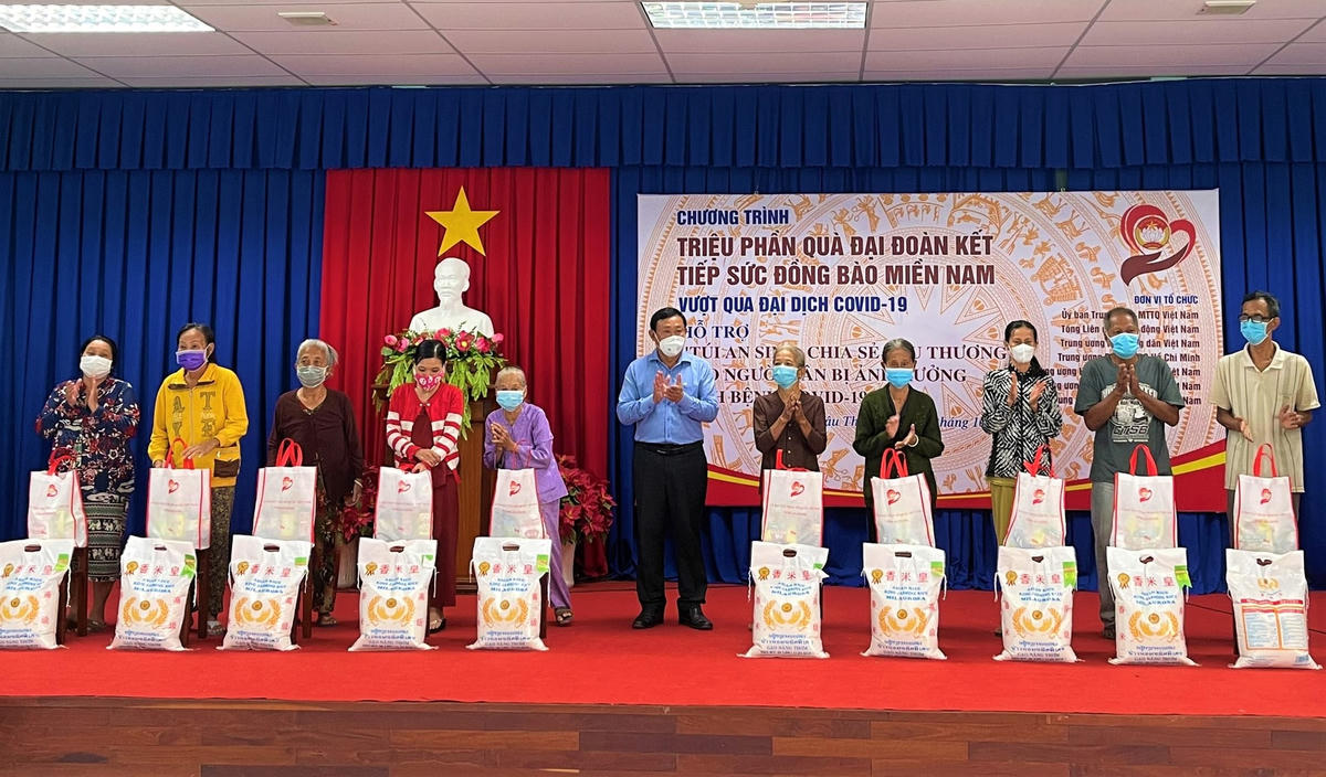 UBMTTQ Việt Nam tỉnh An Giang trao quà cho người dân khó khăn do ảnh hưởng dịch Covid-19.