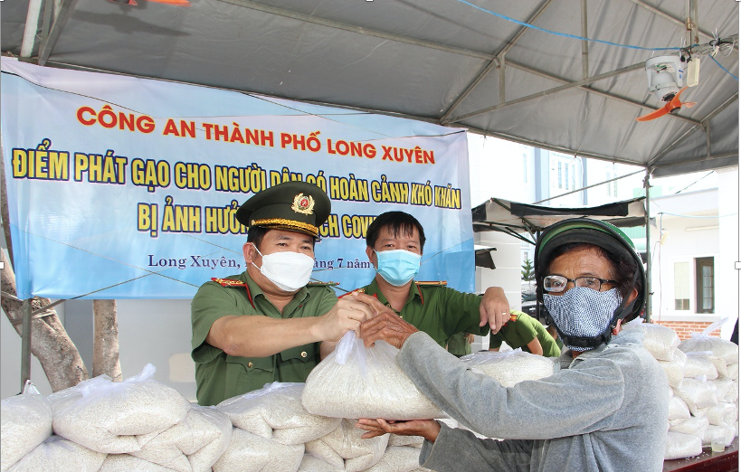 Đại tá Đinh Văn Nơi, Giám đốc Công an tỉnh tặng gạo cho bà con (trong đợt giãn cách xã hội theo Chỉ thị 15 tại An Giang)