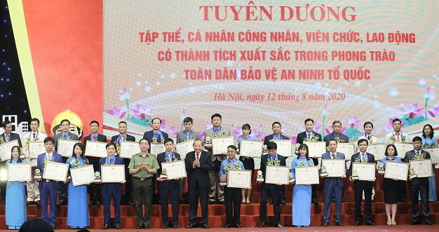 Phó Thủ tướng Thường trực Chính phủ Trương Hòa Bình, Thứ trưởng Bộ Công an Trần Quốc Tỏ cùng các tập thể, cá nhân có thành tích xuất sắc trong phong trào Toàn dân bảo vệ an ninh Tổ quốc.