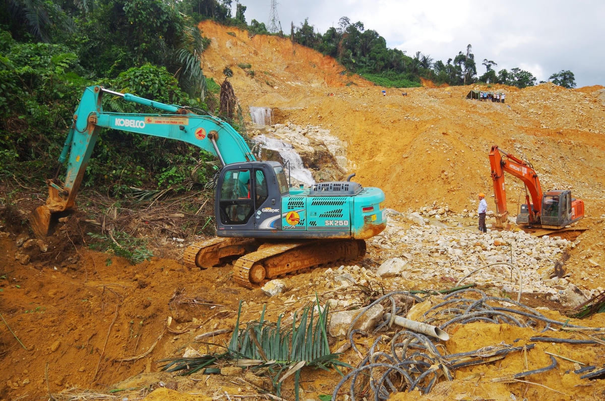Các xe múc xử lý khối lượng đất đá cản đường xuống sông Rào Trăng để thuận đường cho các chiến sĩ. Ảnh: Dân trí.
