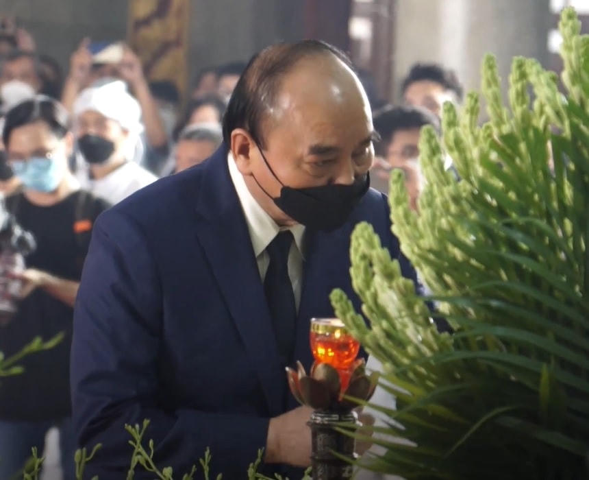 Lãnh đạo Đảng, Nhà nước, TP HCM đến viếng, xúc động ghi sổ tang ông Lê Hòa Bình