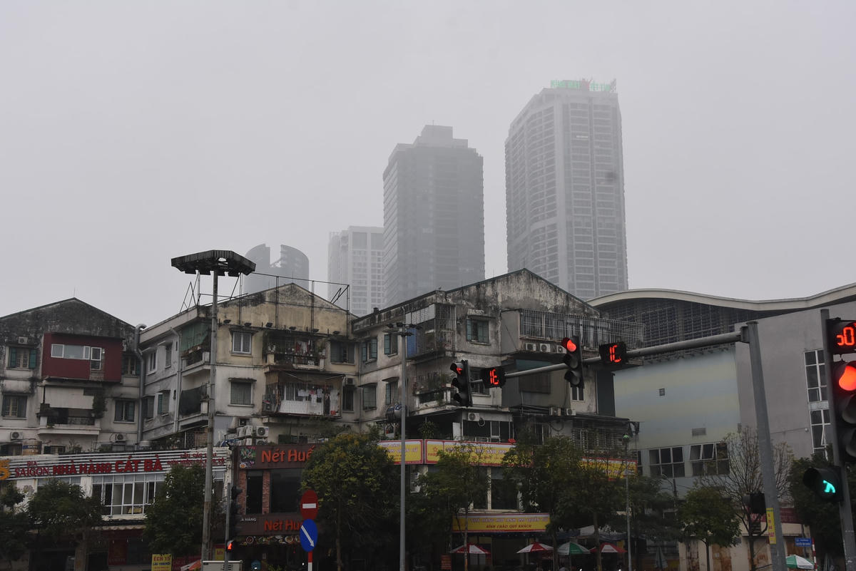 [ẢNH] Trời Hà Nội mịt mù như Sa Pa, chuẩn bị đón mưa rét