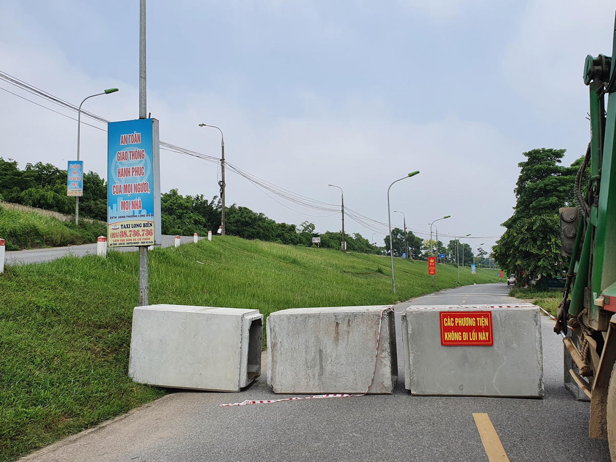 Điều đặc biệt là các chốt chặn này không được dựng bằng rào sắt thông thường, mà được chặn "cứng" bởi ống cống, xe tải...