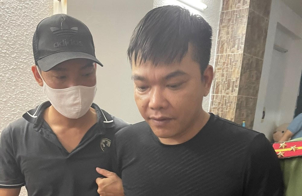 Đối tượng Nguyễn Văn Quyền  (bên phải)