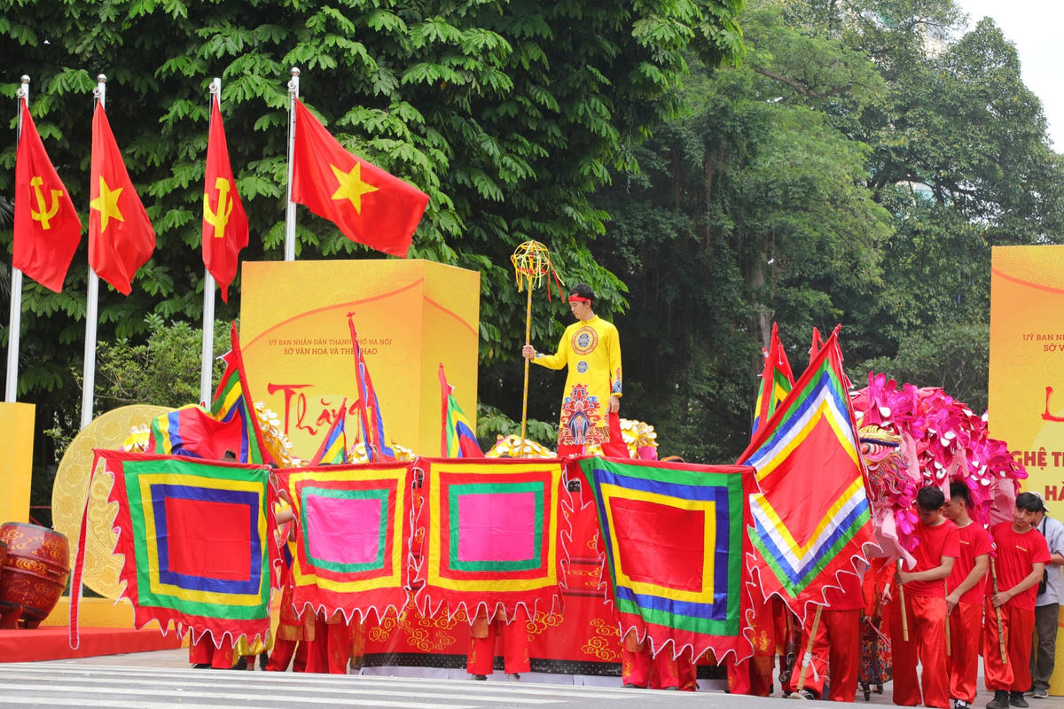 13 đội múa Rồng đua tài quanh hồ Hoàn Kiếm