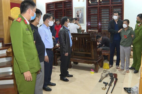 Khám xét nhà Nguyễn Văn Hùng, lực lượng Công an phát hiện 3 khẩu súng cùng 19 viên đạn.