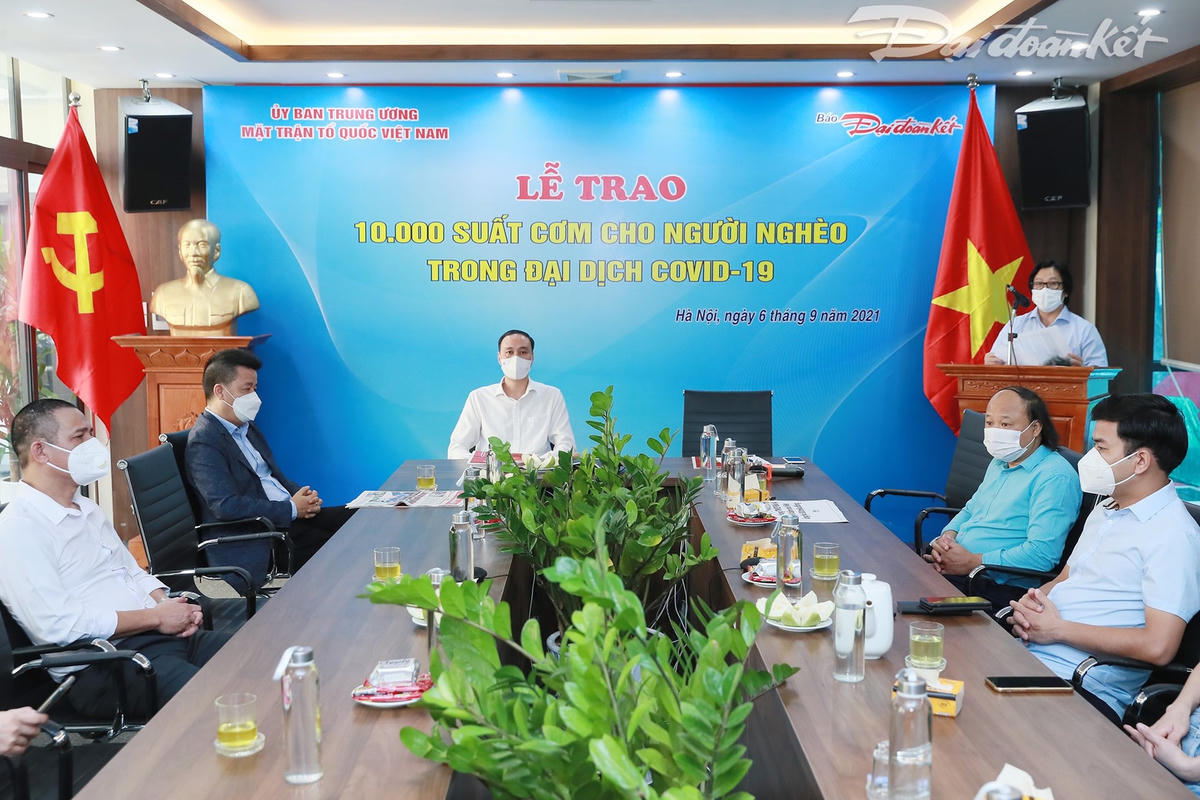 Nhà báo Lê Anh Đạt, Quyền Tổng Biên tập báo Đại Đoàn Kết phát động chương trình “Cơm cho người nghèo trong đại dịch Covid-19”. Ảnh: Quang Vinh.