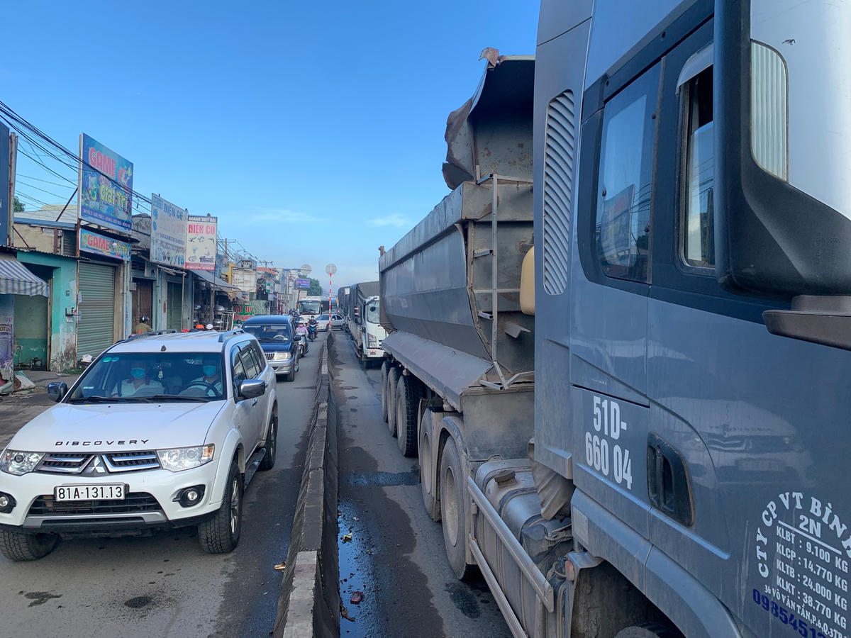 Kẹt xe kéo dài cả cây số ở Quốc lộ 51 đoạn qua phường Long Bình Tân, TP Biên Hòa.