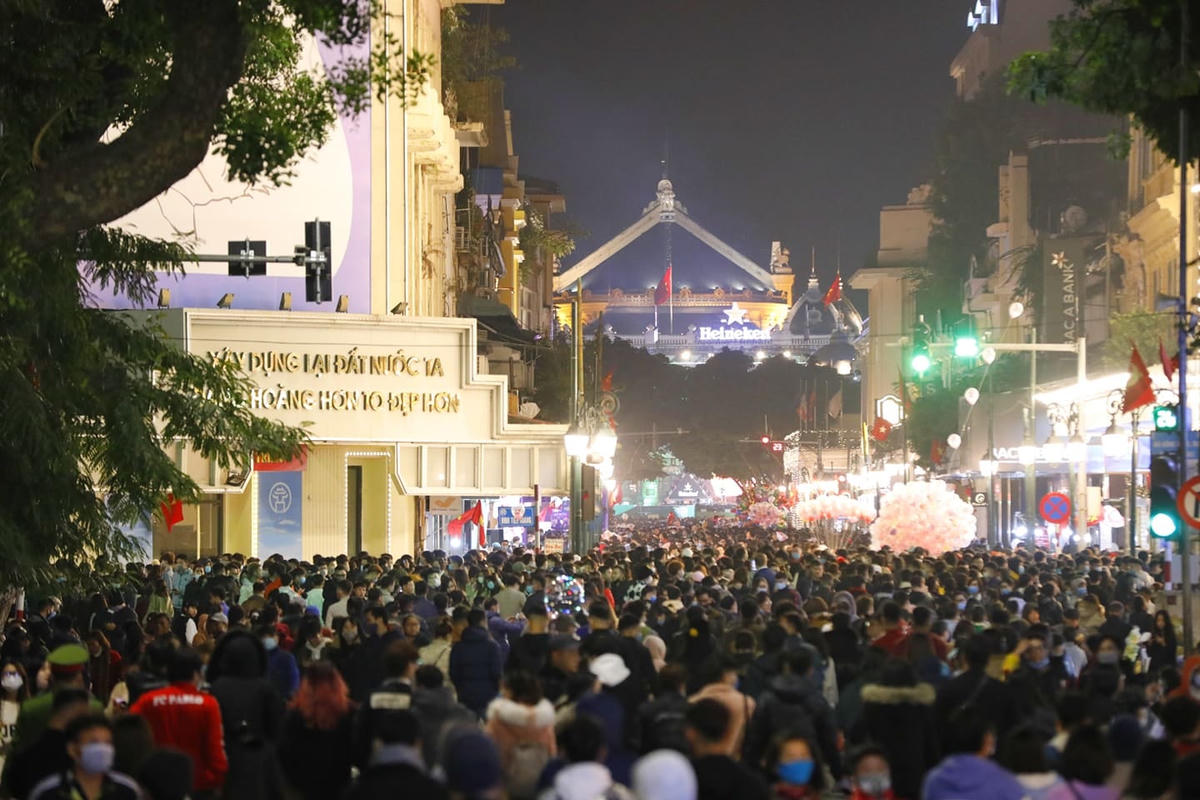 [ẢNH] 'Biển' người chào đón thời khắc chuyển giao năm mới 2021