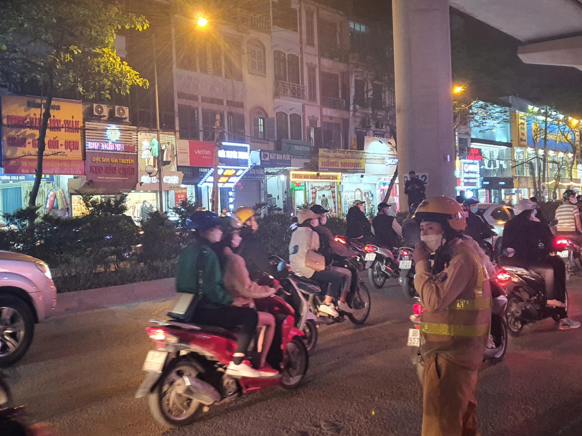 Lực lượng cảnh sát giao thông đang tiến hành điều phối, tránh xảy ra ùn tắc. 