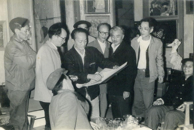 Tại tư gia nhà sưu tầm tranh Đức Minh, tháng 4/1975: Họa sĩ Nguyễn Sáng ở giữa, vẽ chân dung ông Nguyễn Bá Đạm, người đội mũ vải ngồi ở dìa phải. Họa sĩ Bùi Xuân Phái ngồi trước đang ngoái lại xem tranh.