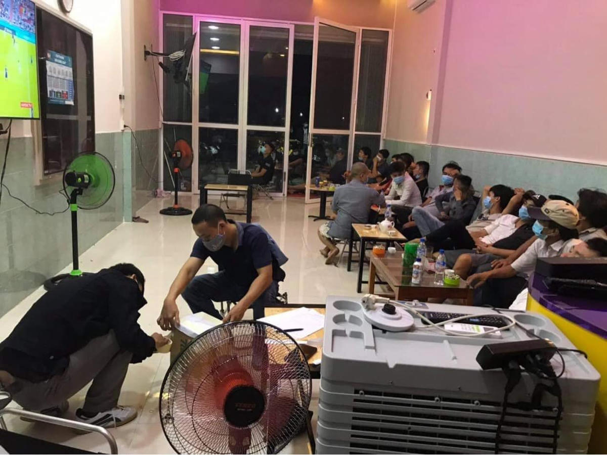 Lực lượng Công an Quảng Ngãi bắt cá độ bóng đá. Ảnh CA cung cấp.