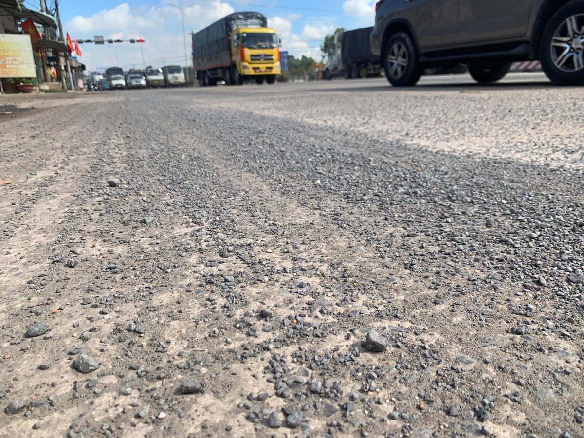 Đất đá vương vãi nghi do xe chở quá tải làm rơi trong quá trình di chuyển.