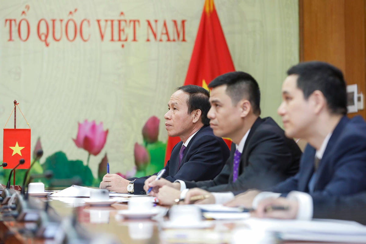Ủy viên Trung ương Đảng, Phó Chủ tịch - Tổng Thư ký UBTƯ MTTQ Việt Nam Lê Tiến Châu cùng các đại biểu tại cuộc điện đàm.
