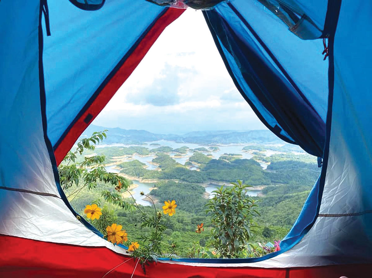 Cắm trại tại hồ Tà Đùng.