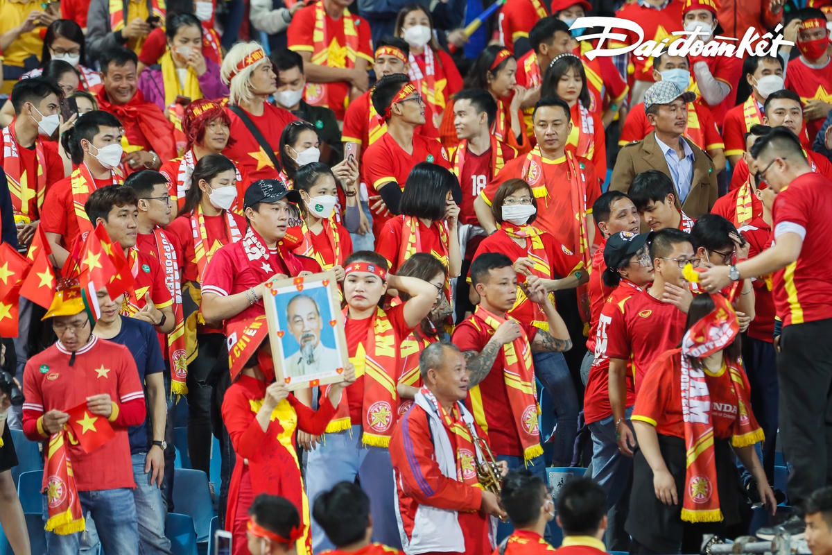 Các CĐV Việt Nam đã tới sân rất đông để cổ vũ cho trận đấu cuối cùng tại vòng loại World Cup 2022 của tuyển Việt Nam trên sân Mỹ Đình. Ảnh: Quang Vinh.
