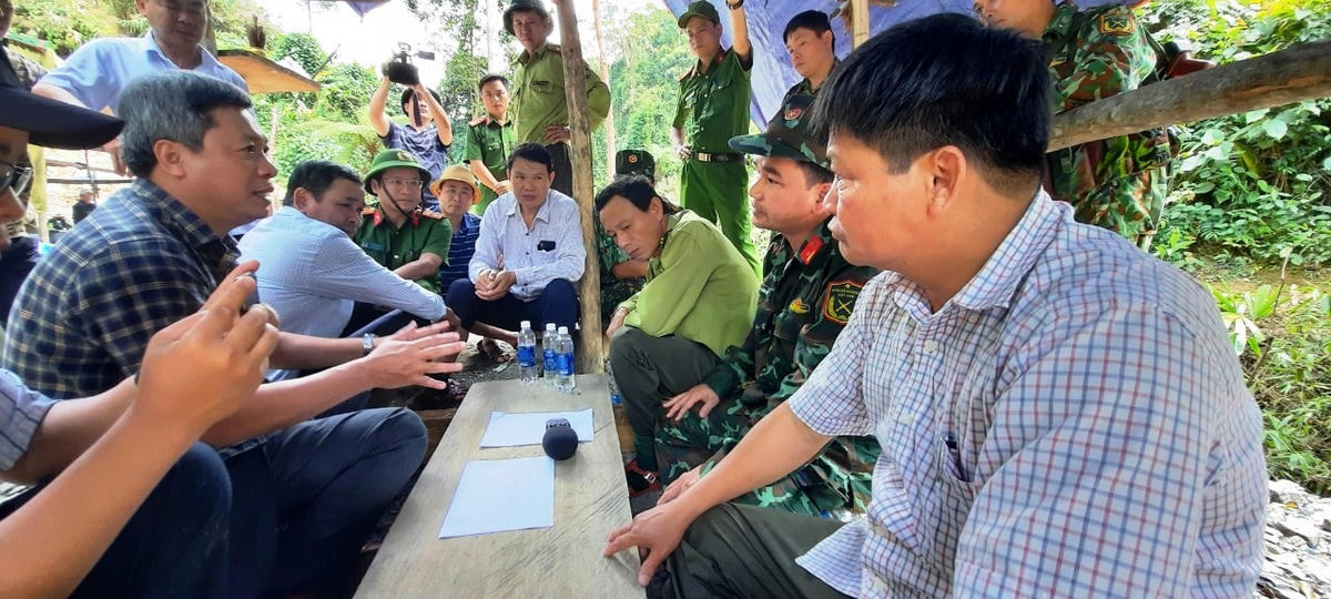 Ban chỉ đạo họp bàn phương án đánh sập các hầm vàng.