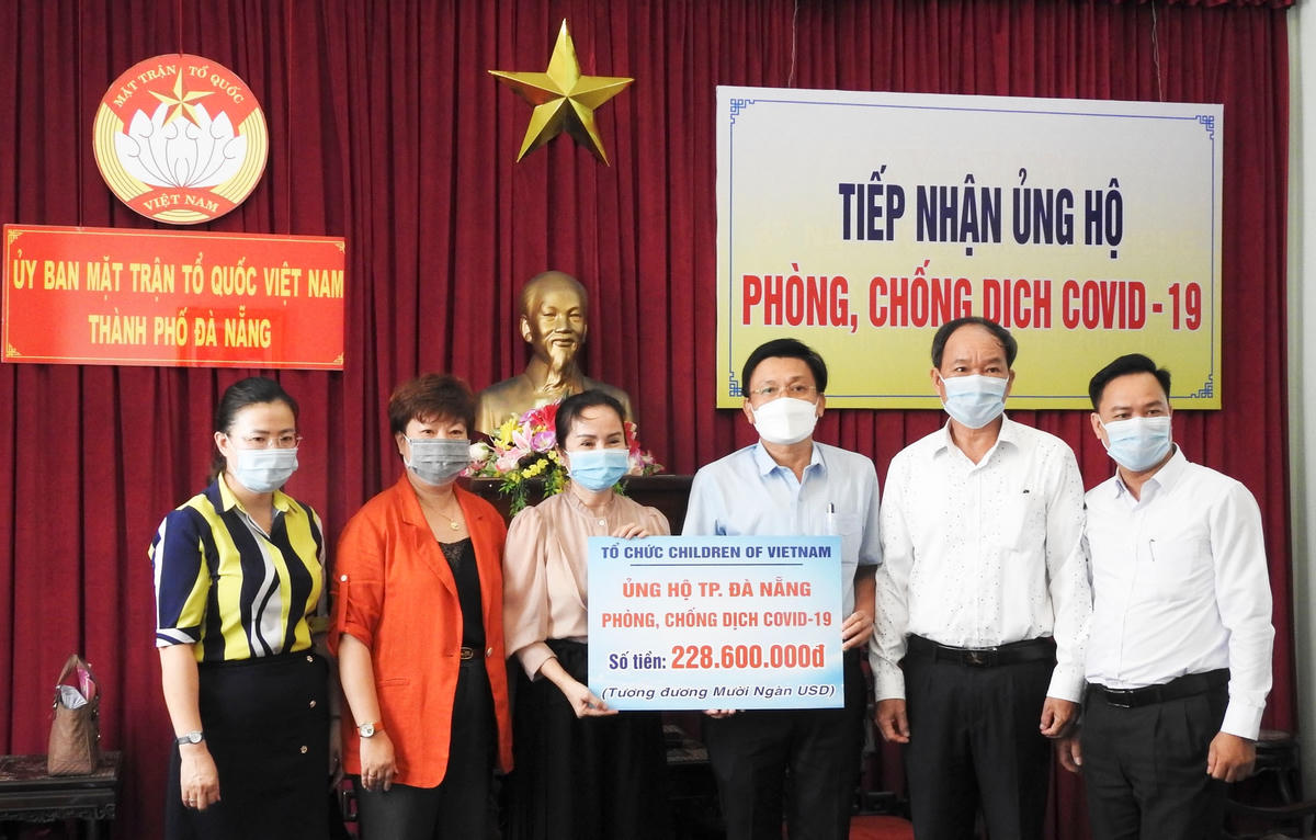 Thường trực Ủy ban MTTQ Việt Nam TP Đà Nẵng tiếp nhận  10.000 USD ủng hộ phòng, chống Covid-19 từ Tổ chức Children of Viet Nam . Ảnh Thanh Tùng