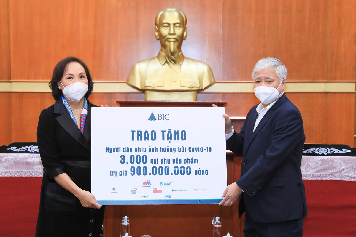 Bí thư Trung ương Đảng, Chủ tịch UBTƯ MTTQ Việt Nam Đỗ Văn Chiến tiếp nhận ủng hộ từ Tập đoàn BJC.