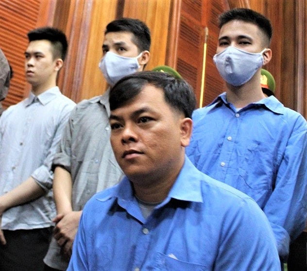 Phúc XO đến dự phiên sơ thẩm và được đặc cách cho ngồi do chân bị đau.