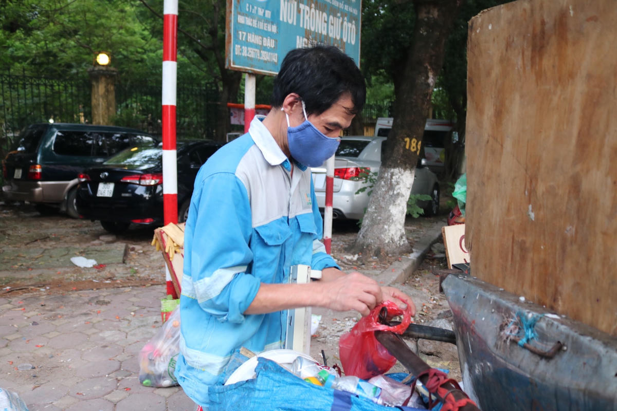 Ông Khái cho biết: "Nhiều lần đẩy xe rác lên dốc, tôi cảm thấy toàn thân đau nhức".