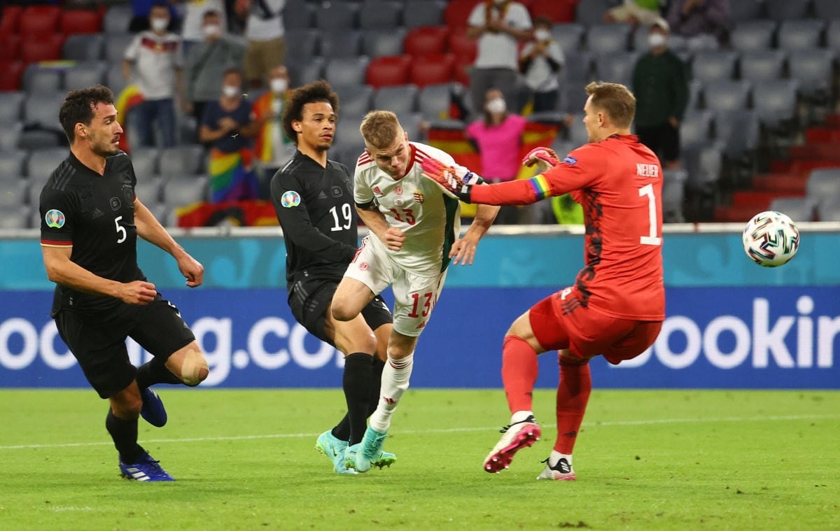 Schafer khiến tất cả bất ngờ khi tiếp tục giúp Hungary dẫn trước 2-1.
