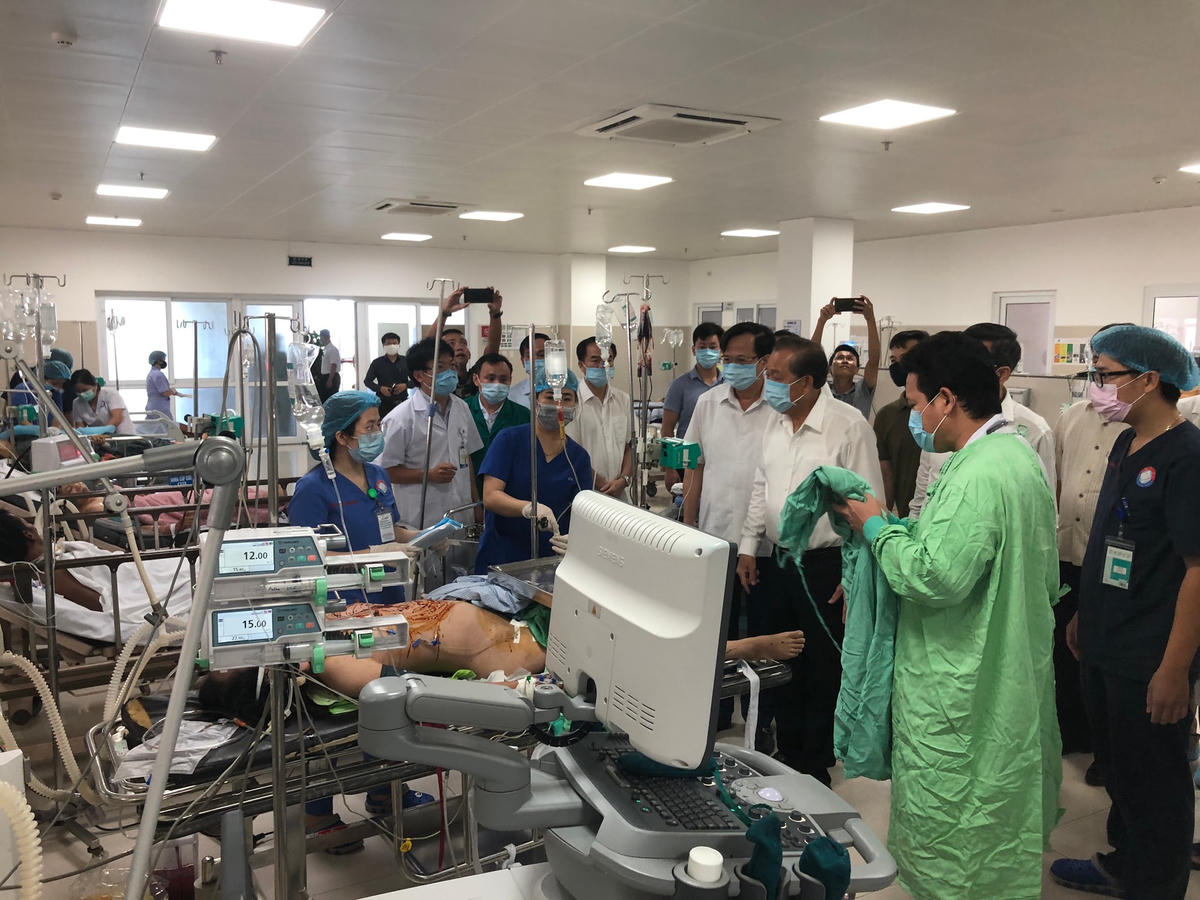 Phó Thủ tướng Thường trực Chính phủ Trương Hòa Bình thăm hỏi các bệnh nhân.