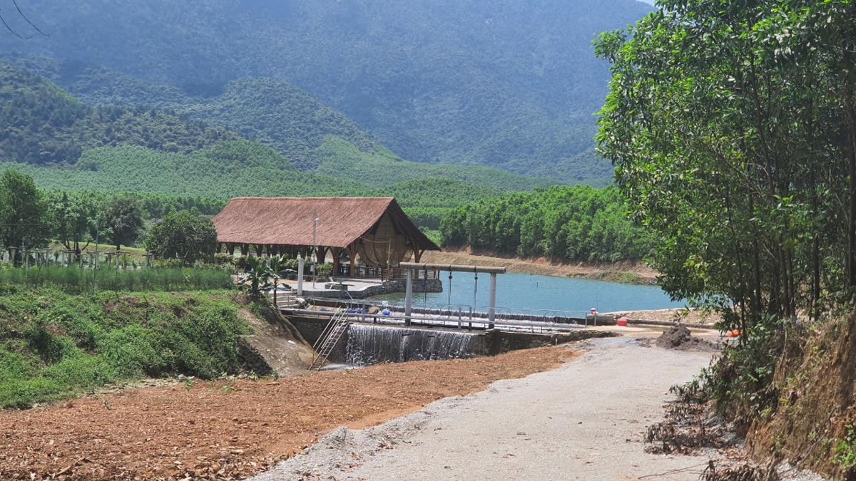 Chủ “Nông trang vườn hồng” xây dựng nhiều công trình không phép, thay đổi dòng chảy hồ Mộc Hương.