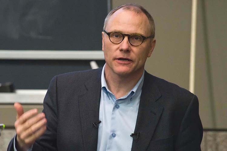 David Card, sinh năm 1956 tại Guelph, Canada. Hiện đang là Giáo sư Kinh tế tại Đại học California, Berkeley, Mỹ. Ảnh: UC Berkeley News.