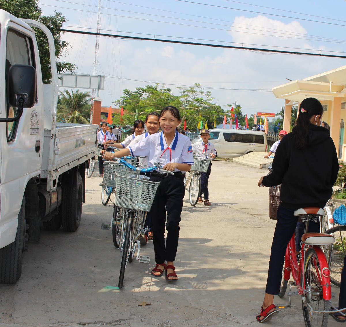 Nhận được xe đạp em Trần Thoại Ngọc Trâm lớp 7A3 Trường THCS Định Môn chia sẻ niềm vui: "Nhận được xe em rất vui, em sẽ cố gắng học thật tốt và em sẽ giữ gìn thật tốt chiếc xe này, em cảm ơn các cô chú lãnh đạo đã quan tâm giúp đỡ các em"