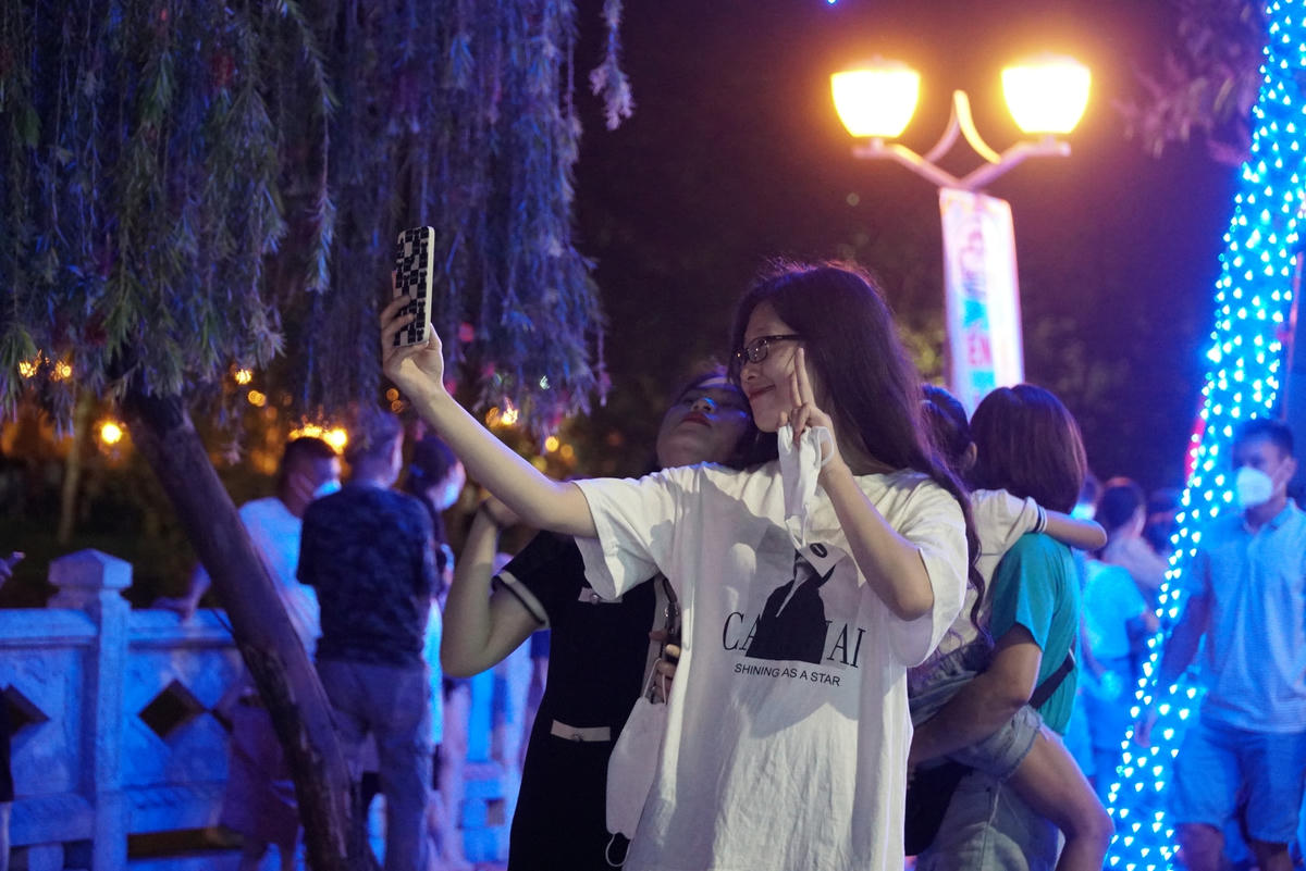 Nhiều người tranh thủ quay phim, chụp ảnh, livestream tại điểm vui chơi mới trên địa bàn thị xã Sơn Tây.