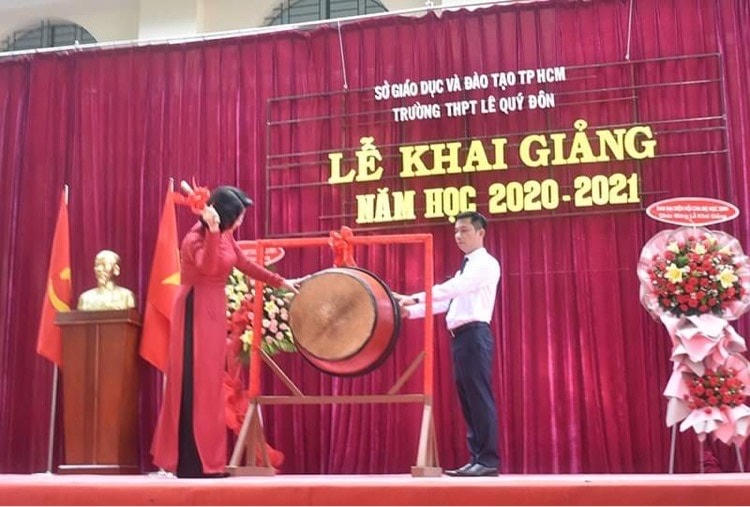 Phó Chủ tịch nước Đặng Thị Ngọc Thịnh đánh trống khai giảng.