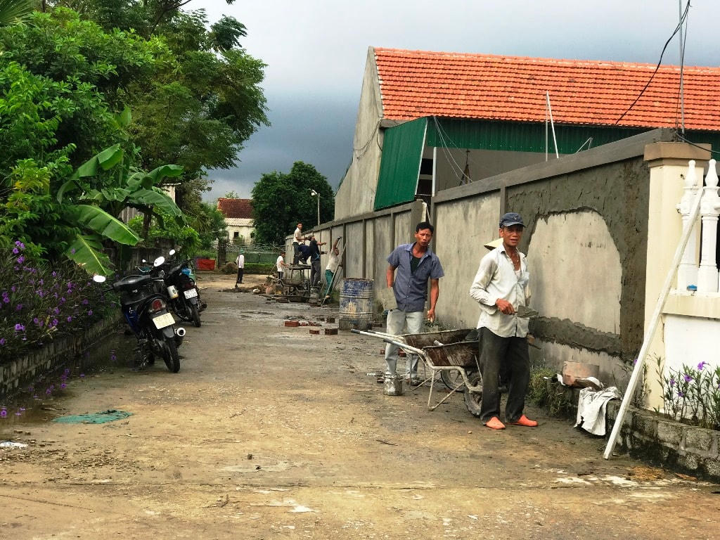 Bà con giáo dân ở giáo xứ An Nhiên xã Thạch Hạ, TP Hà Tĩnh tích cực xây dựng NTM.