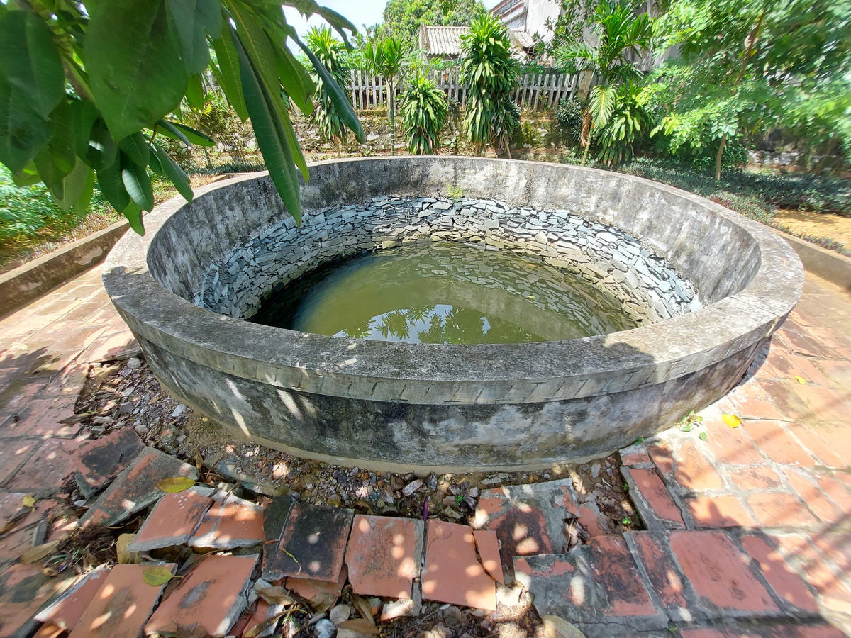 Giếng nước trong khuôn viên đình Phúc Điền.