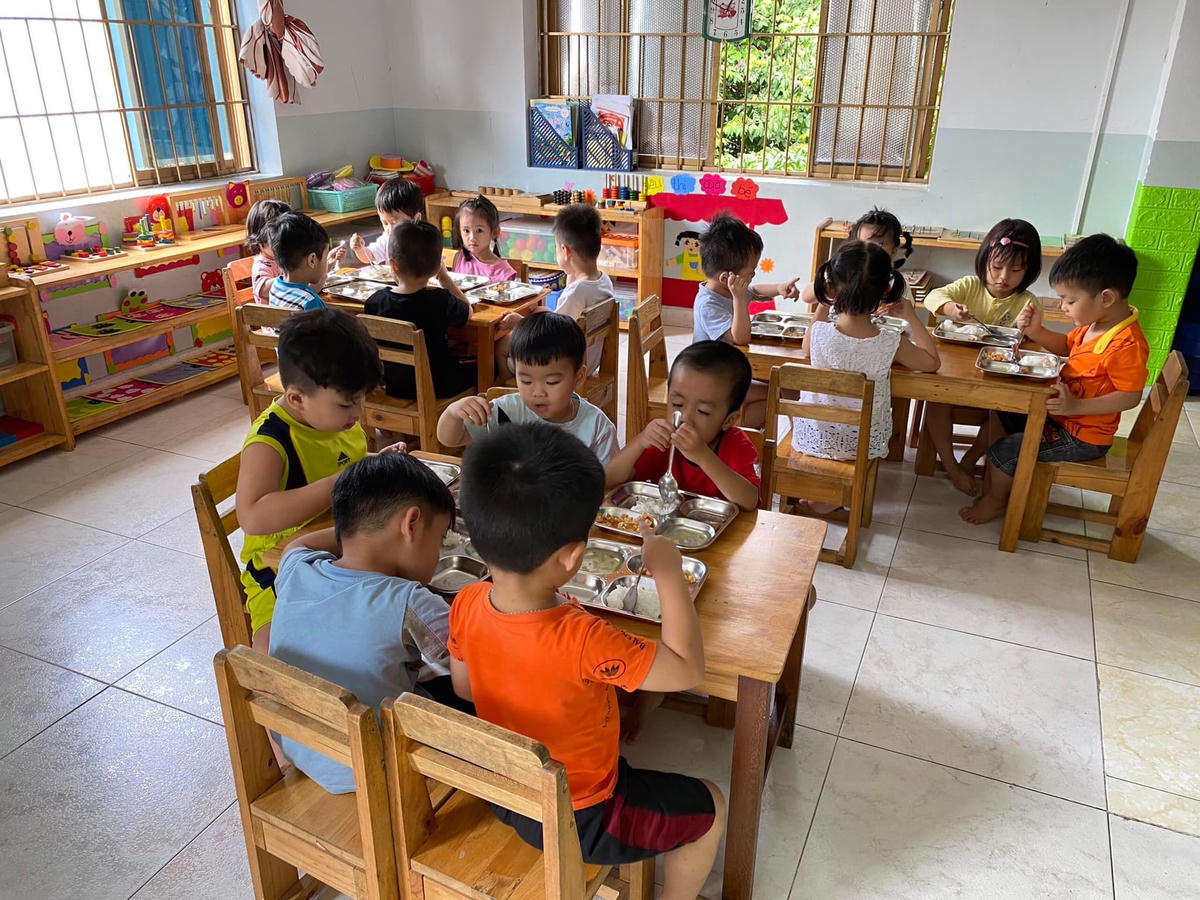 Học sinh mầm non được chia theo nhóm nhỏ để ăn, ngủ và vui chơi, học tập.