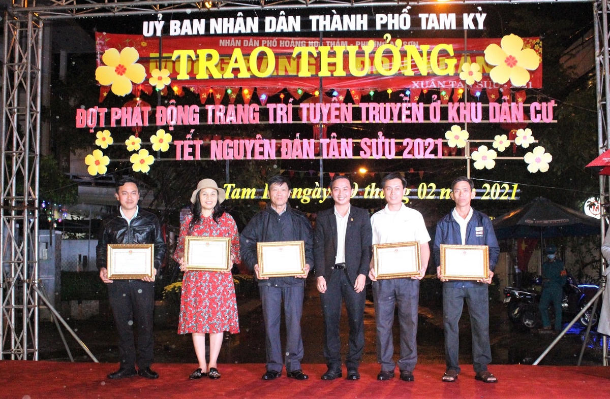 Lãnh đạo UBND TP Tam Kỳ trao thưởng cho đơn vị các tuyến đường đạt giải nhì và ba.