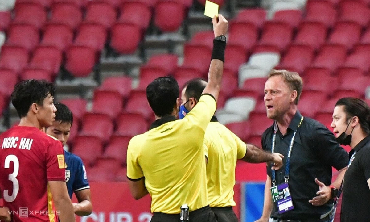 HLV Mano Polking (phải) nhận thẻ vàng vì tranh cãi Quế Ngọc Hải ở bán kết lượt đi AFF Cup 2020 tại Kallang, Singapore tối 23/12. Ảnh: Leo Shengwei.