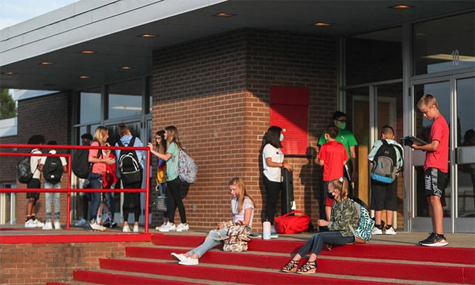 Học sinh chờ vào trường trung học Parkview ở Jeffersonville, bang Indiana, Mỹ, ngày 30/7. Ảnh: Reuters.  
