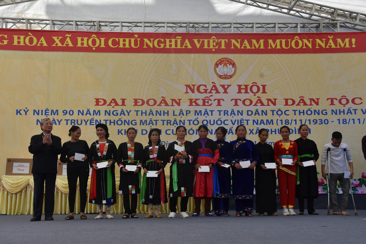 Thường trực Ban Bí thư Trần Quốc Vượng tặng quà các gia đình trên địa bàn khu dân cư.