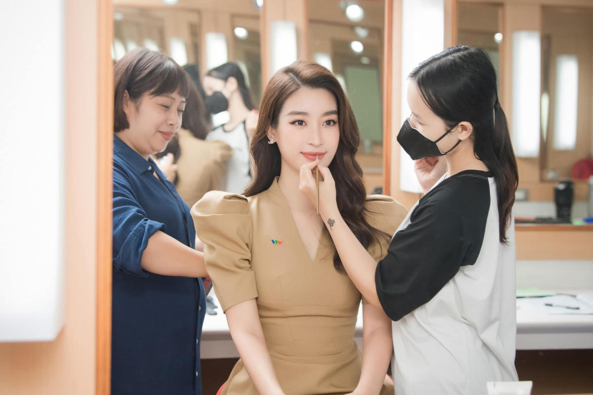 Nhờ cách ăn mặc lịch sử, kín đáo cùng với cách trang điểm nhẹ nhàng, Đỗ Mỹ Linh nhận nhiều lời khen mỗi lần lên sóng.