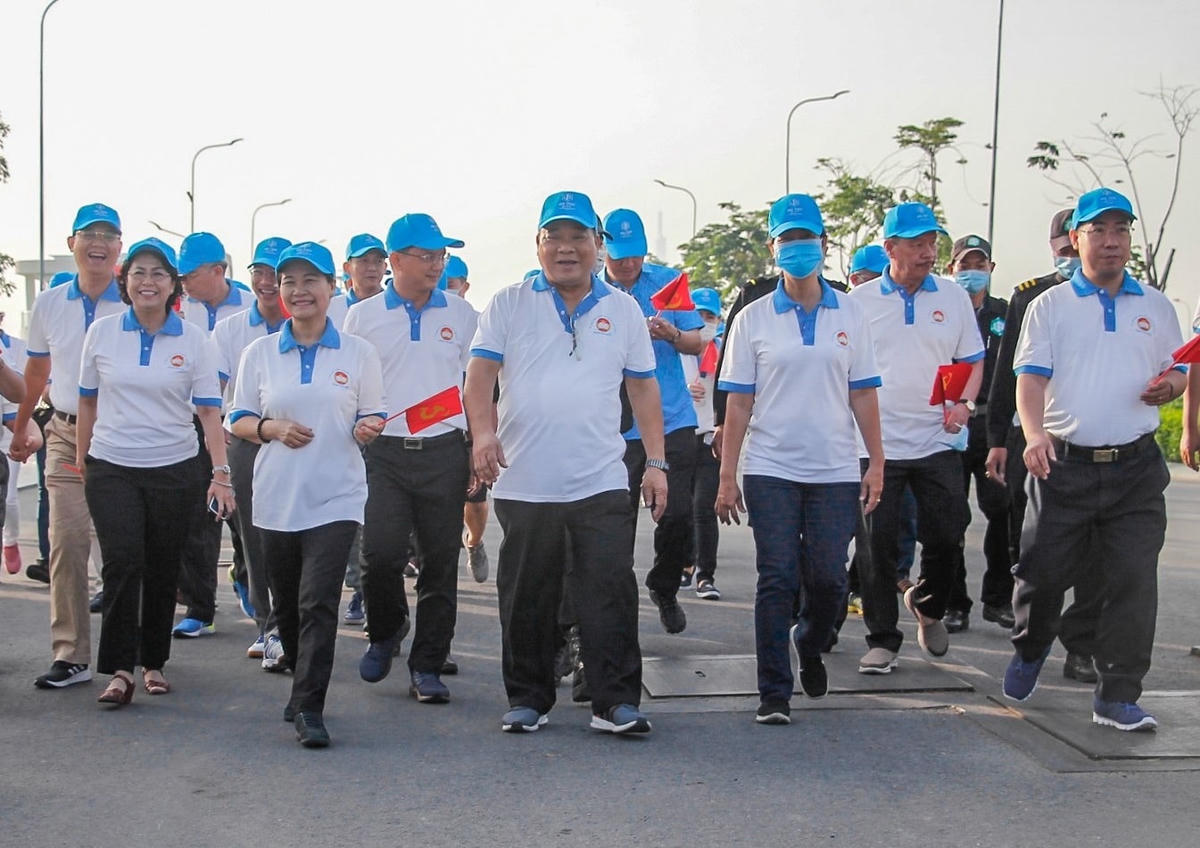 Chủ tịch MTTQ TP HCM Tô Thị Bích Châu cùng các tầng lớp nhân dân tham gia đi bộ tại Chương trình.