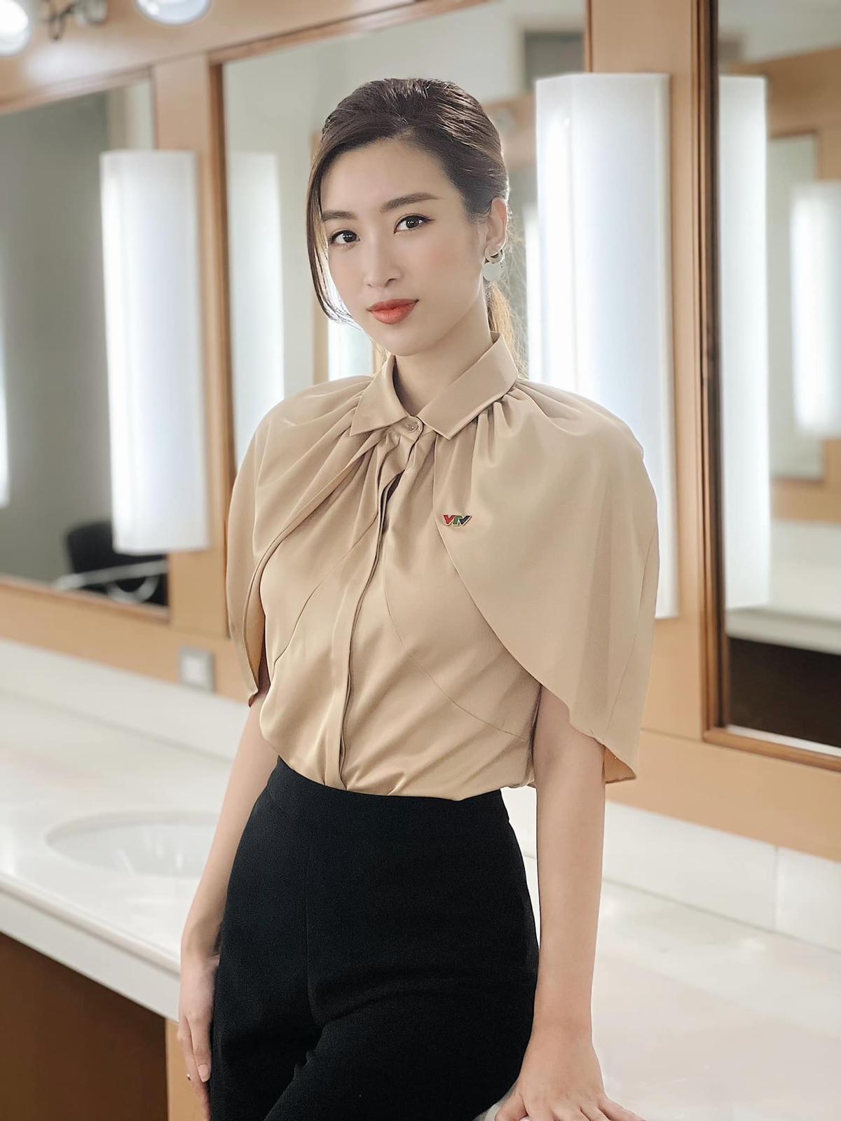 Từ ngày đăng quang cuộc thi Hoa Hậu Việt Nam 2016, Đỗ Mỹ Linh không ngừng làm mới bản. Với nhan sắc xinh đẹp, Đỗ Mỹ Linh giống như “làn gió mới” tại đài truyền hình Việt Nam. 