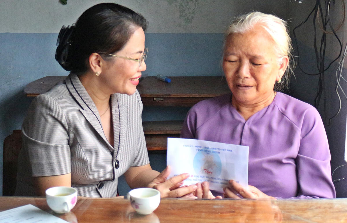 Bà Nguyễn Thị Phong Vũ thăm và tặng quà cho bà Trương Thị Thành, người hoạt động kháng chiến cách mạng bị địch bắt tù đày thôn Vĩnh Thọ, xã Vĩnh Hiệp, huyện Vĩnh Thạnh.
