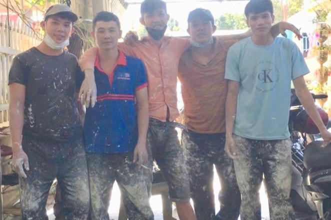 Nhóm thợ sơn dũng cảm cứu cháu bé (Ảnh: Uy Nguyễn).Anh Thắng cho biết, nước ở dưới giếng khá nhiều và nếu như chậm được cứu, cháu bé khả năng nguy hiểm tới tính mạng rất lớn. Khi cứu cháu lên bờ bình an, anh Thắng với đồng nghiệp mới thở phào nhẹ nhõm và reo mừng.