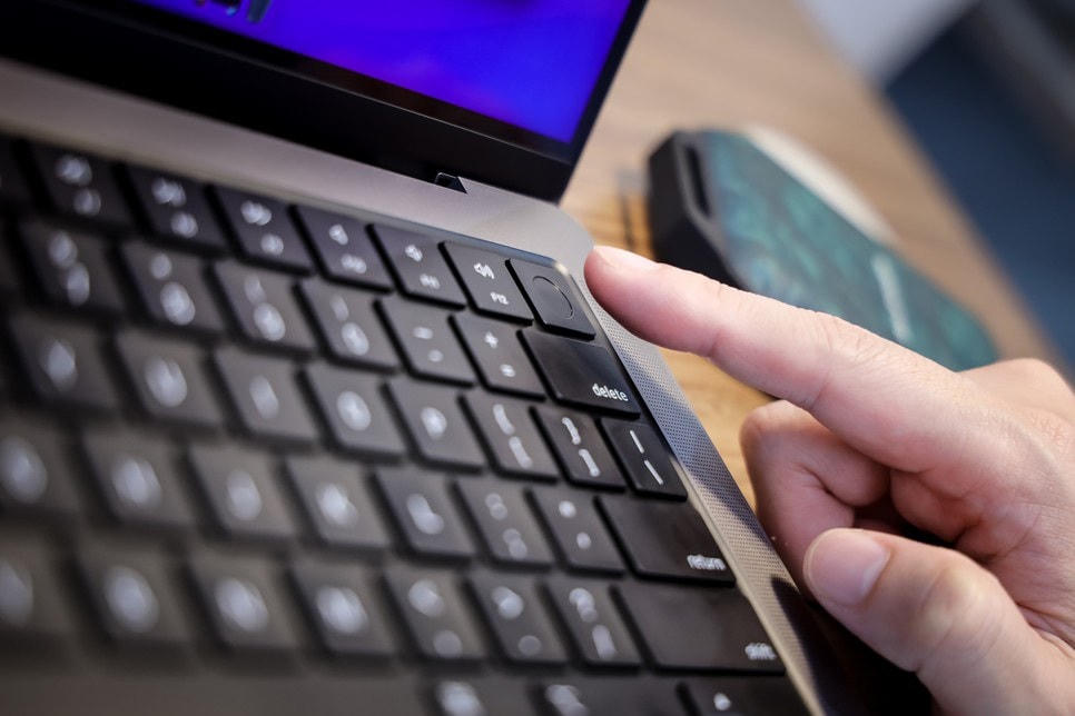 Cận cảnh MacBook Pro 'tai thỏ' tại Việt Nam, giá hơn 50 triệu đồng