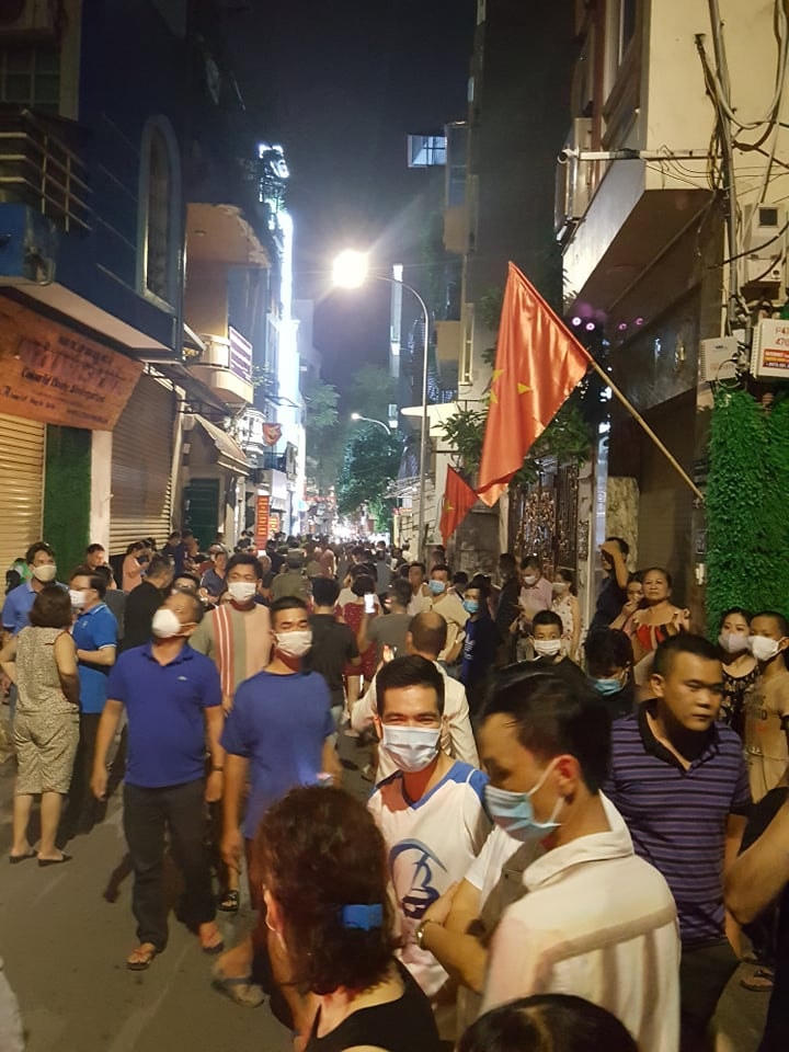 Người dân tụ tập rất đông trước khu vực, quan tâm đến vụ án này.