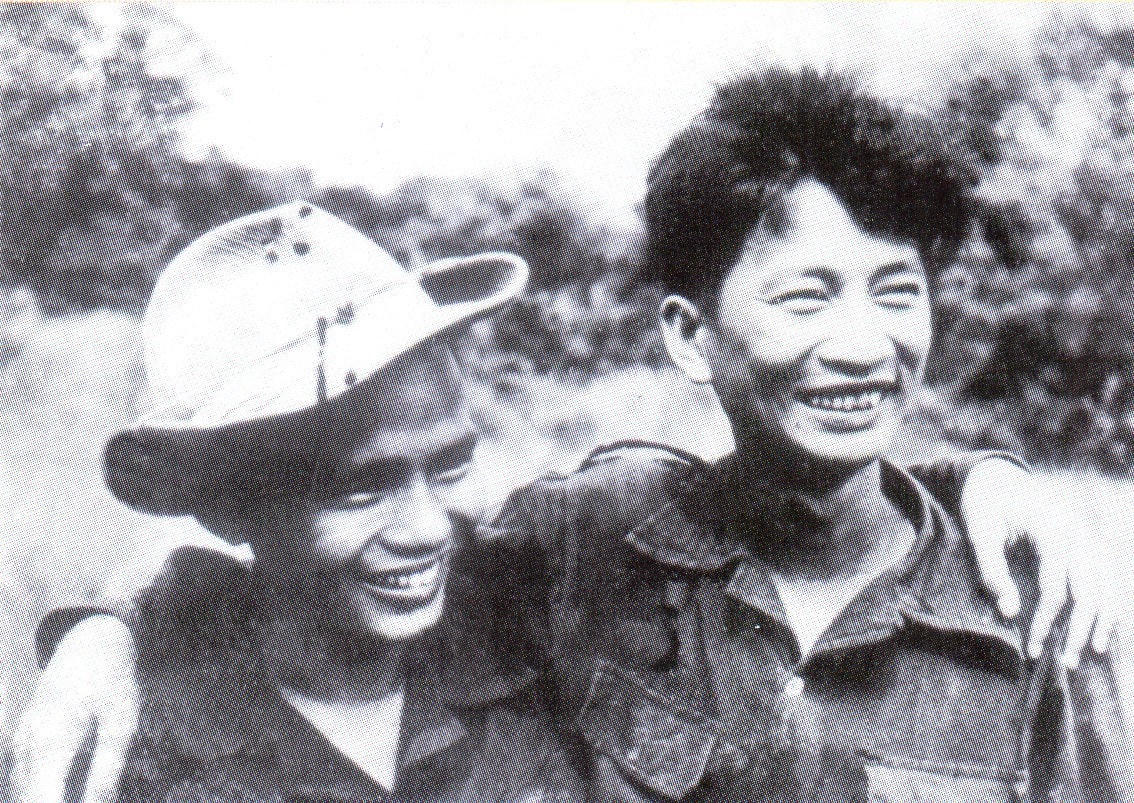 Nhà báo Nguyễn Tiêu (bên trái) và họa sỹ Trần Đình Thọ trên đường đi công tác - 1948.