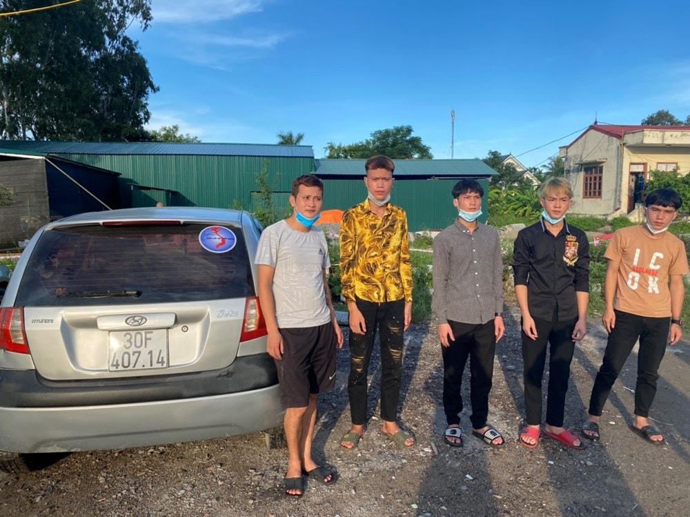 Năm người trên xe ô tô bỏ chạy hàng chục km khi bị yêu cầu dừng xe để kiểm tra, khai báo y tế.