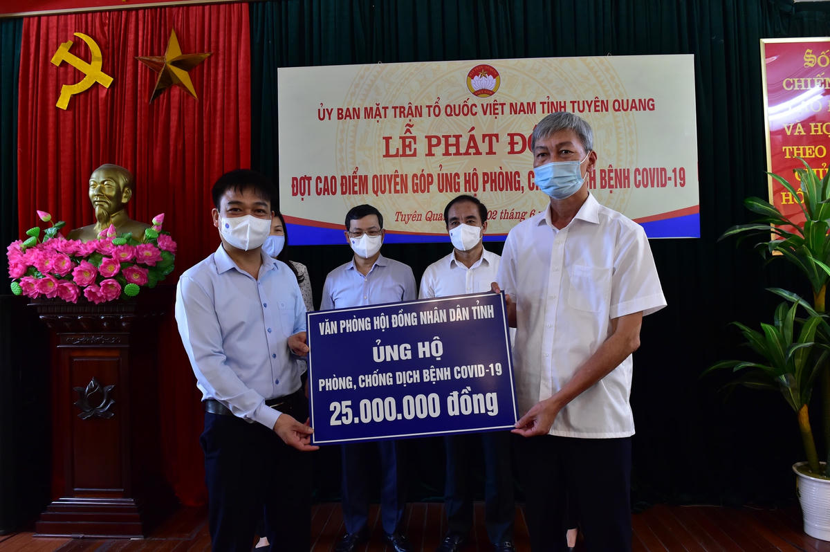Văn phòng Hội đồng nhân dân tỉnh trao ủng hộ phòng, chống Covid-19. Ảnh: Thành Công.