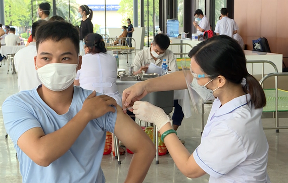 Tiêm phủ vaccine toàn tỉnh là là phương án đối phó hữu hiệu nhất với virút SARS-CoV-2 vào thời điểm này.